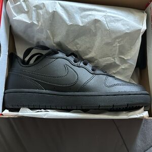 Youth Nike Court Borough Low 2 size 3.5Y